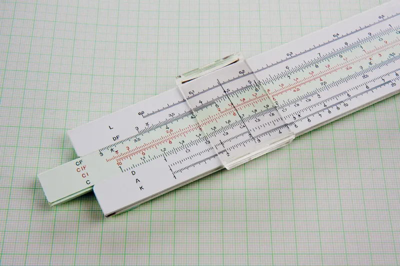 Immagine di un regolo calcolatore. © T.W. van Urk / Shutterstock