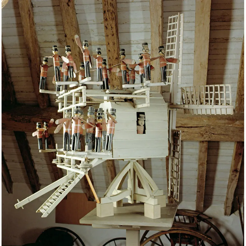 Automa a forma di mulino a vento e soldatini. Model windmill, c.1600 (wood) / Snowshill Manor, Gloucestershire, UK / National Trust Photographic Library / The Bridgeman Art Library