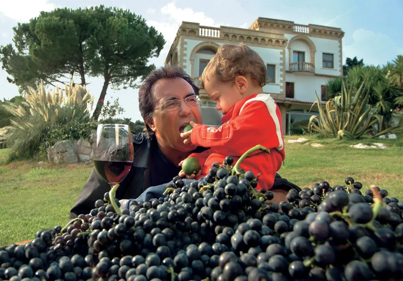 Cellino San Marco, 2004, io e Albano jr giochiamo con l’uva davanti a casa. (© Nicola Allegri/Editoriale Gli Olmi)