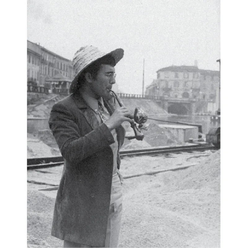 Milano, 1967, qui sono ritratto sui Navigli. Mi chiamavano “marocchino” per via del colore della pelle e in questa foto mi atteggio proprio a marocchino con cappello e pipa.