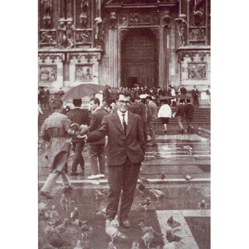 1961, emigrante a Milano. Qui sono in piazza Duomo insieme ai piccioni.