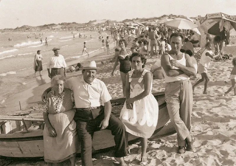 1949, foto di famiglia, la prima da sinistra è la zia Cosimina. Lei fu la mia “prima televisione”: mi raccontava storie bellissime. Poi ci sono mio padre, mia madre e mio cugino Renato.