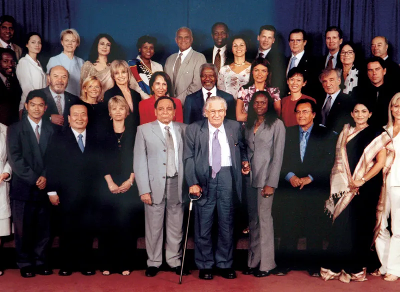 New York, 2002, al Palazzo di Vetro in occasione di un incontro con gli ambasciatori dell’ONU. Si riconoscono, a partire dall’alto a sinistra: Angelina Jolie, Harry Belafonte, Roger Moore, Lino Banfi, Geri Halliwell, Linda Gray, Kofi Annan, Peter Ustinov. (© Archivio ONU)