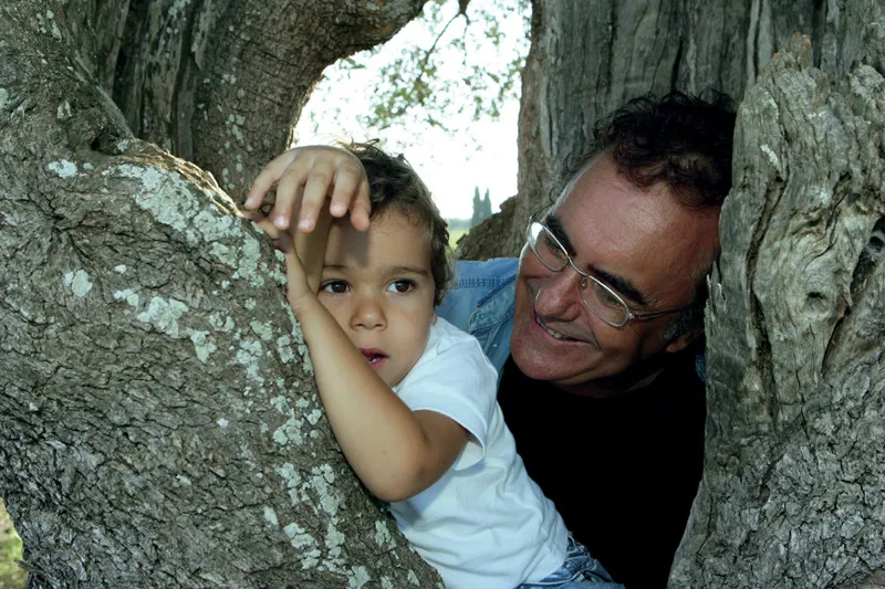 Cellino San Marco, 2005, io e Albano jr all’aria aperta, giochiamo con l’ulivo. (© Rocco de Benedictis)