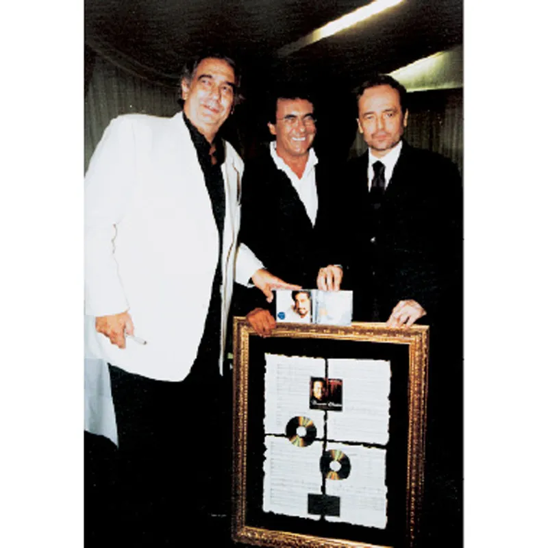 Bad Ischl (Austria), 1998, io con Placido Domingo (a sinistra) e José Carreras (a destra) ricevo il Disco di Platino per le vendite di Concerto Classico . (© Archivio Al Bano Carrisi Production)