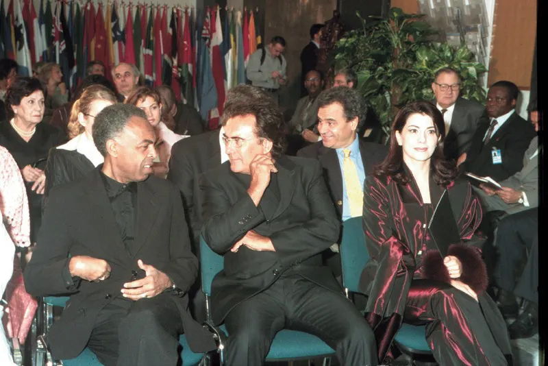 Roma, 2001, insieme a Gilberto Gil alla FAO. (© De Blasio/PhotoMovie)