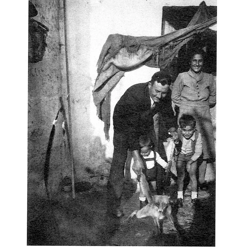 Cellino San Marco, 1949, insieme a mio padre, mia madre, mio fratello Franco e una volpe!