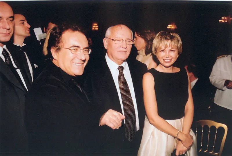 Vienna, 2002, con Gorbaciov e signora. (© People Image_Tinnefeld M_Sipa_Sipa Press)