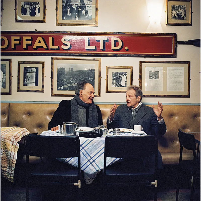 6. Frank Auerbach e Lucian a colazione alla Cock Tavern, Smithfield, 2002.