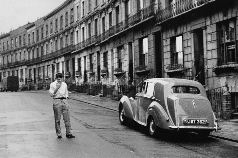 25. Davanti alla sua casa di Delamere Terrace, Paddington, West London, 1963; fotografia di Lord Snowdon. 