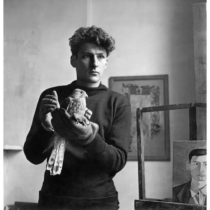 10. Lucian con un falco a Delamere Terrace, 1948; fotografia di Clifford Coffin per «Vogue».