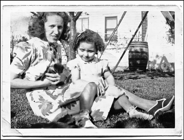 Carolina Oates e Joyce nel giardino della casa di Millersport, maggio 1941. (Fred Oates)