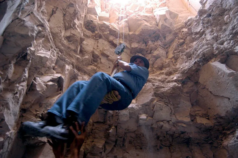 Zahi Hawass entra nella tomba DB320, il royal cache dove i sacerdoti di Amon avevano accatastato alla rinfusa una cinquantina di mummie reali per salvarle dai profanatori di tombe.