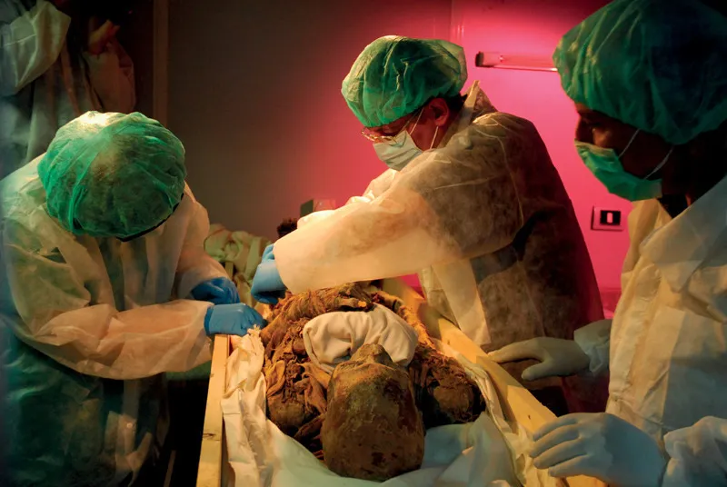 Nel laboratorio del Museo Egizio del Cairo, dove si eseguono i prelievi per l’esame del Dna, vengono prese tutte le precauzioni per non rovinare né contaminare i reperti.