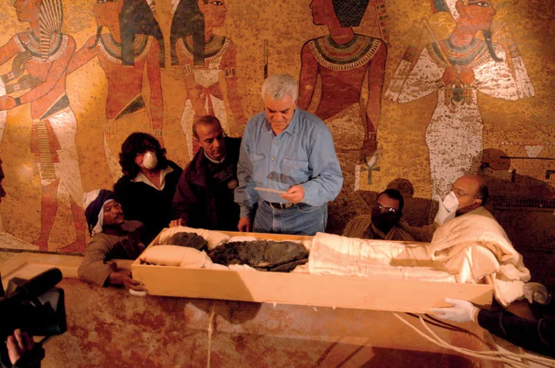 All’apertura del sarcofago di Tutankhamon, Zahi Hawass legge il biglietto lasciato nel 1926 tra le pieghe del panno che avvolge la mummia dall’archeologo Howard Carter, scopritore della tomba del Faraone d’oro.