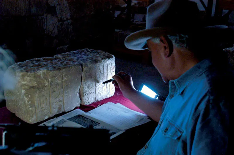 Zahi Hawass consulta delle iscrizioni conservate nel magazzino di Ashmunein, in grado forse di suffragare i risultati dell’esame del Dna secondo cui Akhenaton è il padre di Tutankhamon.