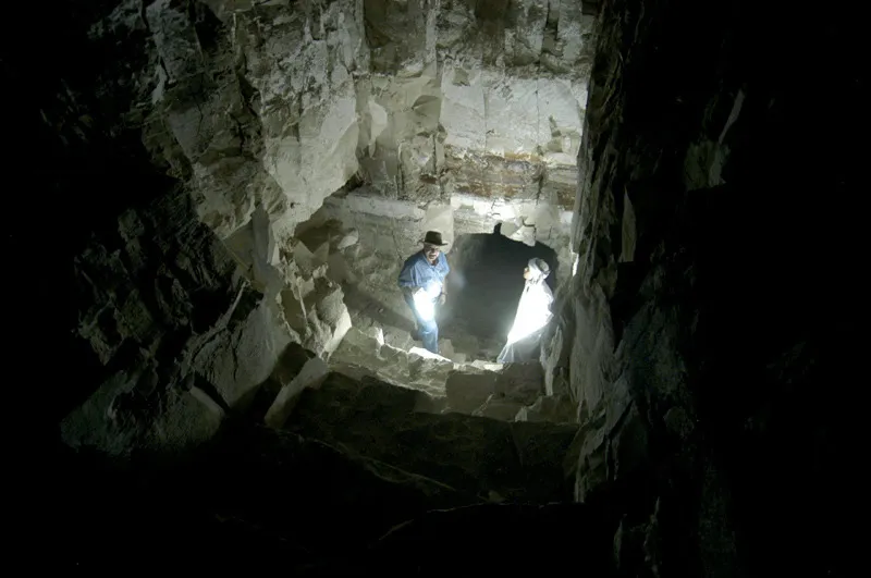 Le tombe sono spesso un vero e proprio labirinto di cunicoli scivolosi e impervi, dove manca l’aria e il caldo e la polvere sono soffocanti.