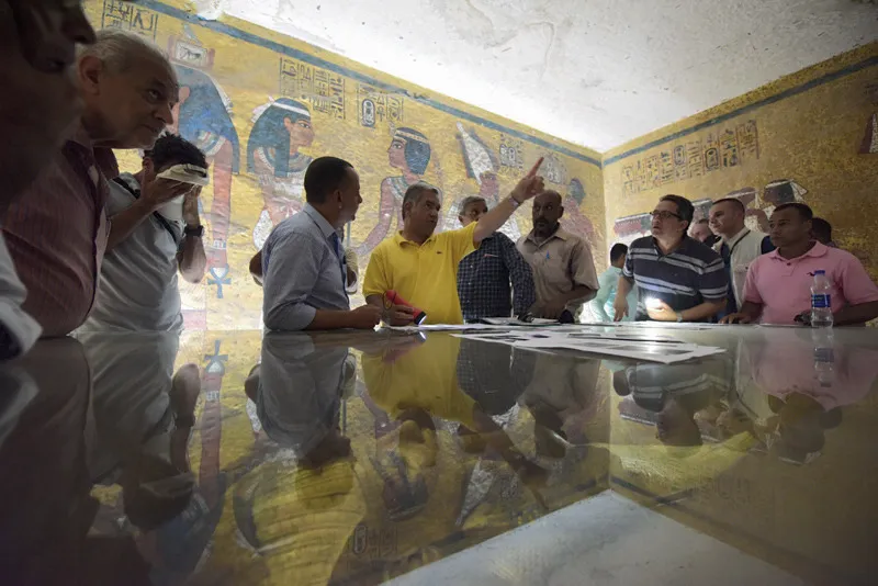 Un gruppo di archeologi egiziani all’interno della camera sepolcrale di Tutankhamon durante il sopralluogo di verifica dell’ipotesi di Nicholas Reeves.