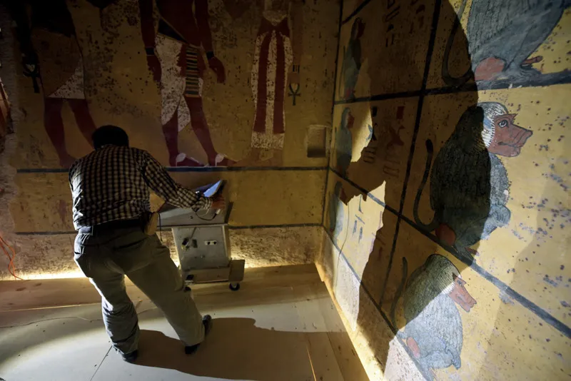 Il test con il georadar ha rivelato che al di là delle pareti della camera sepolcrale di Tutankhamon esistono due camere di cui non si conosceva l’esistenza e che potrebbero contenere i resti di Nefertiti.