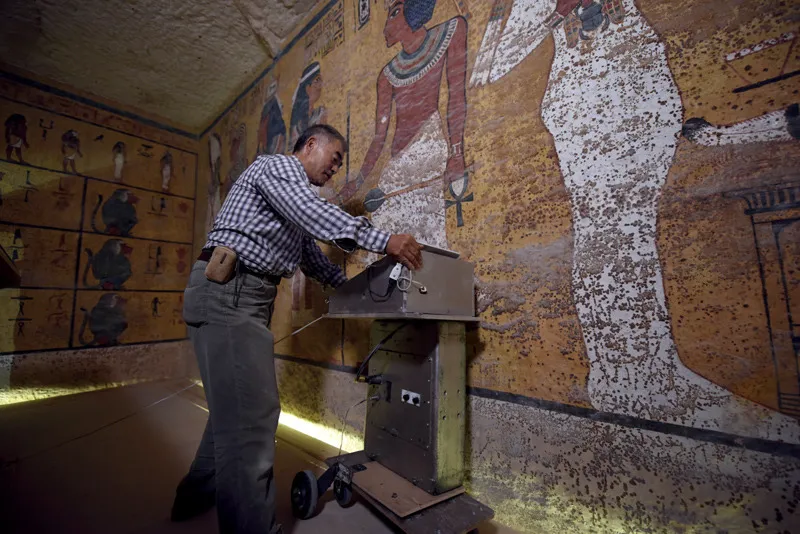 Lo specialista giapponese Hirokatsu Watanabe controlla lo speciale georadar, da lui stesso modificato, mentre scorre lungo le pareti della cripta di Tutankhamon.