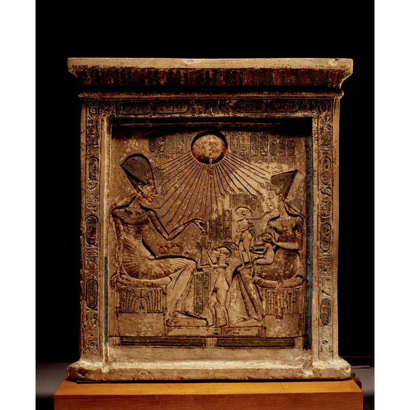 Un’incisione che ritrae Akhenaton e la moglie Nefertiti con in braccio due delle loro figlie.