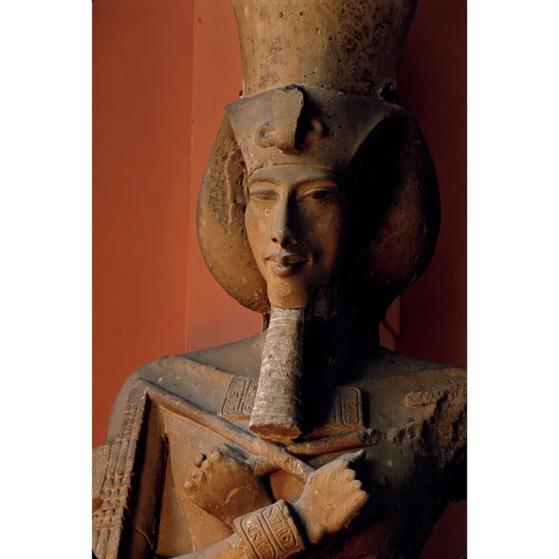 Il busto di Akhenaton, il faraone eretico che aveva introdotto in Egitto una forma di monoteismo e che, dopo la morte, fu vittima di una vera e propria damnatio memoriae.