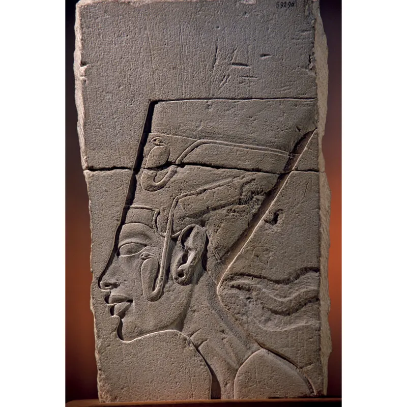 Nefertiti con indosso la particolare corona alta e con la parte superiore piatta, attribuibile con certezza solo alla Bella del Nilo.