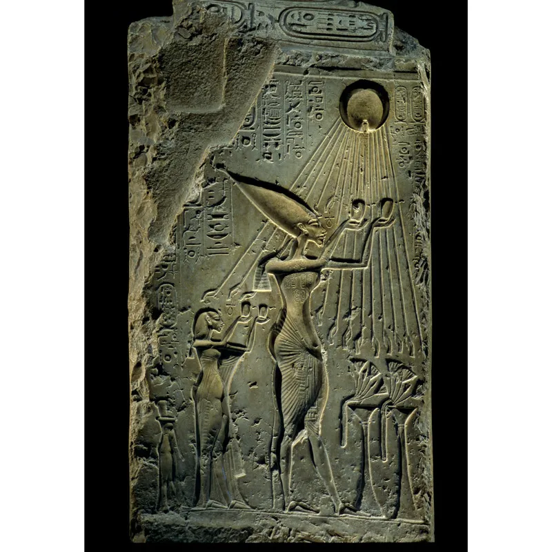 Nella scena qui rappresentata si riconoscono Akhenaton e Nefertiti in adorazione del dio Sole, a cui offrono fiori di loto.