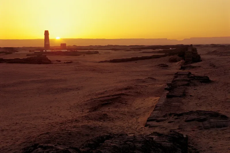 Quel che resta di Amarna, la splendida città che il faraone Akhenaton fece costruire nel deserto e dove spostò tutta la sua corte.