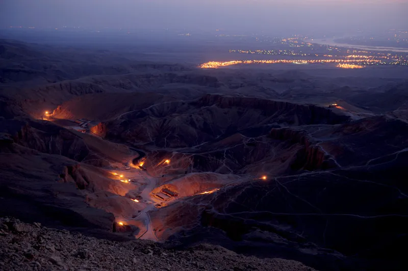 Vista aerea della Valle dei Re, luogo scelto dai faraoni per edificare le loro tombe monumentali perché difficilmente accessibile e facile da controllare con poche sentinelle.