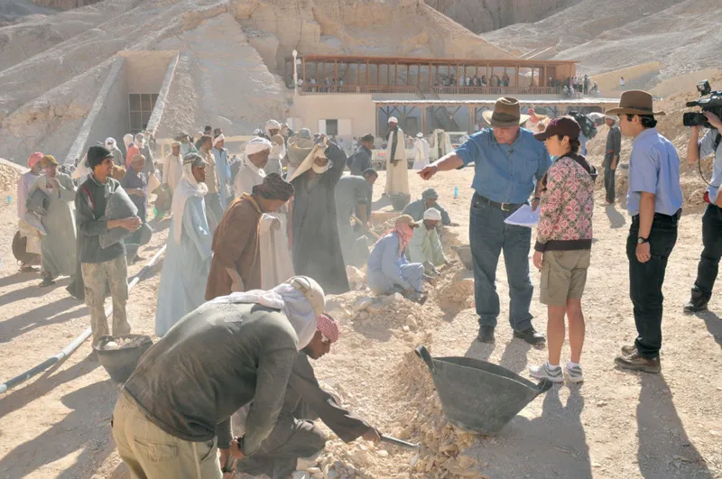 Nella Valle dei Re le campagne di scavi continuano ancora oggi sotto la supervisione di Zahi Hawass, qui in camicia jeans e l’inseparabile cappello portafortuna, mentre dà istruzioni agli operai.