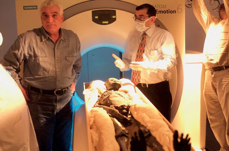 Riportata in superficie, la mummia di Tutankhamon è stata sottoposta a Tac sul posto, grazie a un laboratorio allestito su uno speciale container trasportato nel deserto.