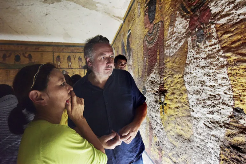 Esaminando le immagini scansionate delle pareti della tomba di Tutankhamon, l’archeologo britannico Nicholas Reeves ha individuato la traccia di due possibili porte segrete mai scoperte prima.