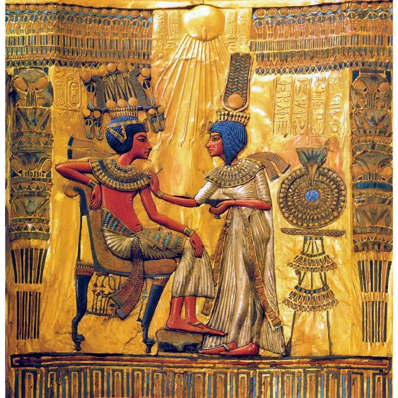 Una romantica scena di vita famigliare che ritrae Tutankhamon e la sua sposa Ankhesenamon in atteggiamento affettuoso.