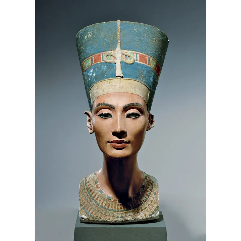 L’immagine più famosa della regina Nefertiti è il busto, oggi conservato al Neues Museum di Berlino, ritrovato nel 1912 nel magazzino dello scultore ufficiale di corte Thutmose.