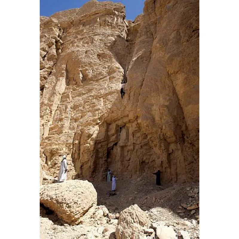 L’archeologa Kara Cooney si arrampica su una parete a strapiombo per raggiungere l’ingresso della tomba della regina Hatshepsut, collocato a 35 m dal suolo.