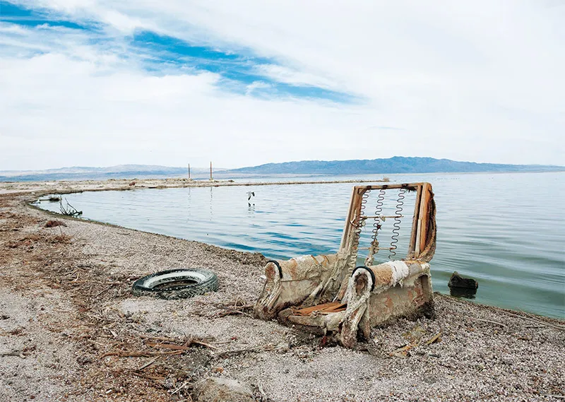 Sbiadito dal sole e salatissimo, Salton Sea si è trasformato da luogo paradisiaco a terra desolata.