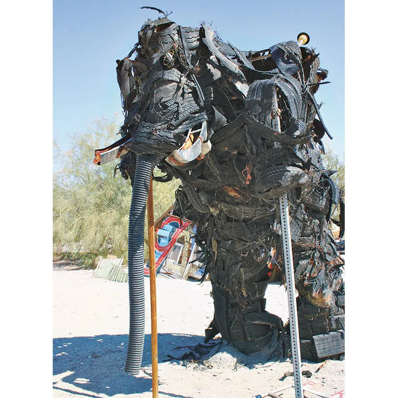 Un elefante fatto di copertoni e rottami accoglie i visitatori a East Jesus, una comunità di artisti fuori dagli schemi.