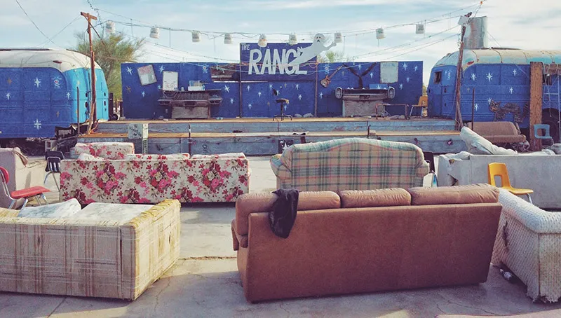 Divani scompagnati attendono il pubblico al talent show settimanale del Range.