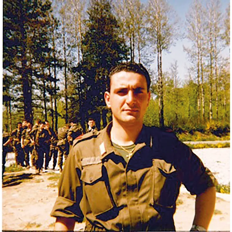 La carriera di Giuseppe è costellata di brillanti operazioni: in Italia e all’estero, dal Libano alla Bosnia. Qui lo vediamo ritratto in tuta mimetica in occasione di un impiego in Aspromonte.