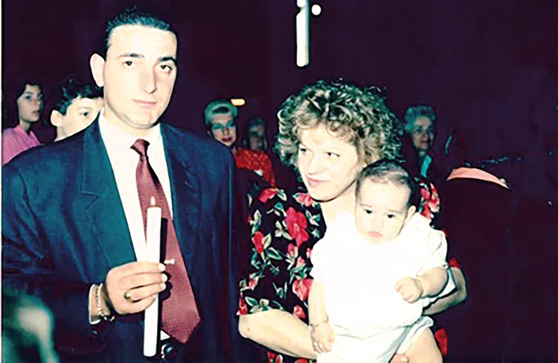 Il 13 maggio 1990 nasce Martina, l’amatissima figlia. Nella foto è in braccio alla mamma il giorno del battesimo.
