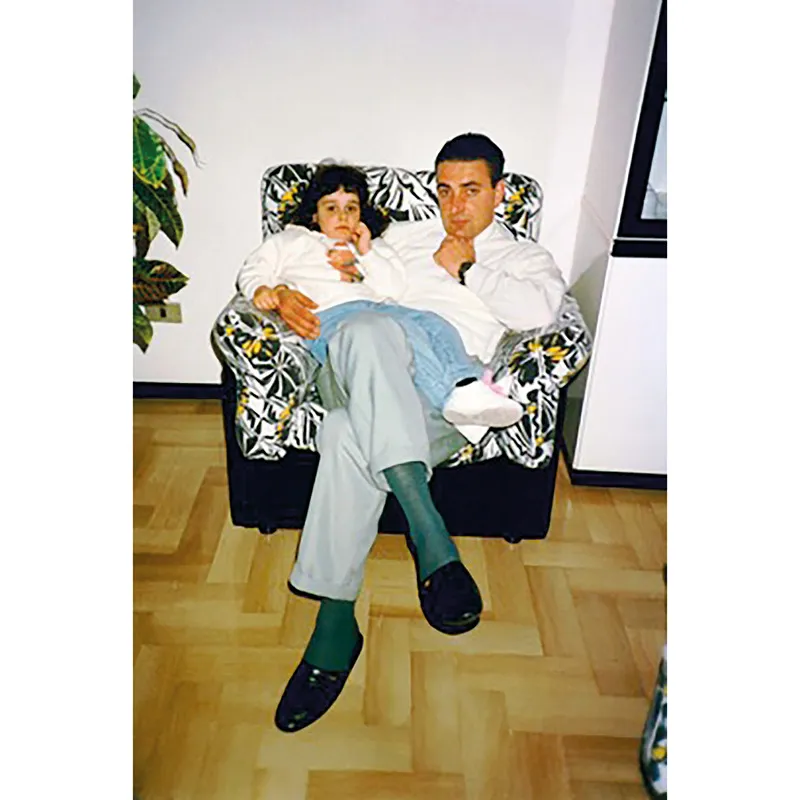 Martina trascorre l’infanzia con i suoi genitori ad Avezzano, in Abruzzo, poi la famiglia Giangrande si trasferirà a Prato, dove vive tuttora.