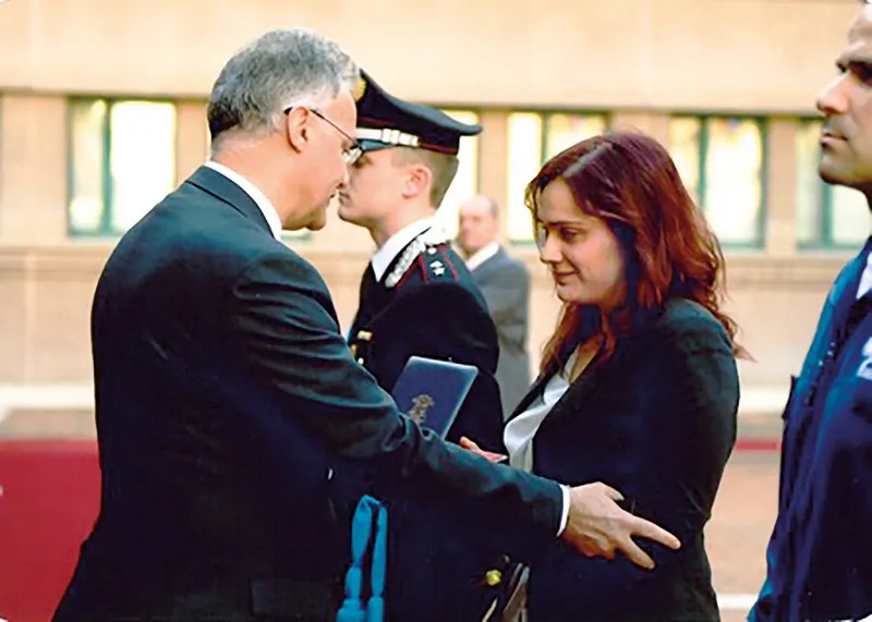 Martina alla Festa dell’Arma il 5 giugno 2013 con il ministro della Difesa Mario Mauro: le viene consegnata la Medaglia d’oro al Valor civile tributata al brigadiere Giuseppe Giangrande.
