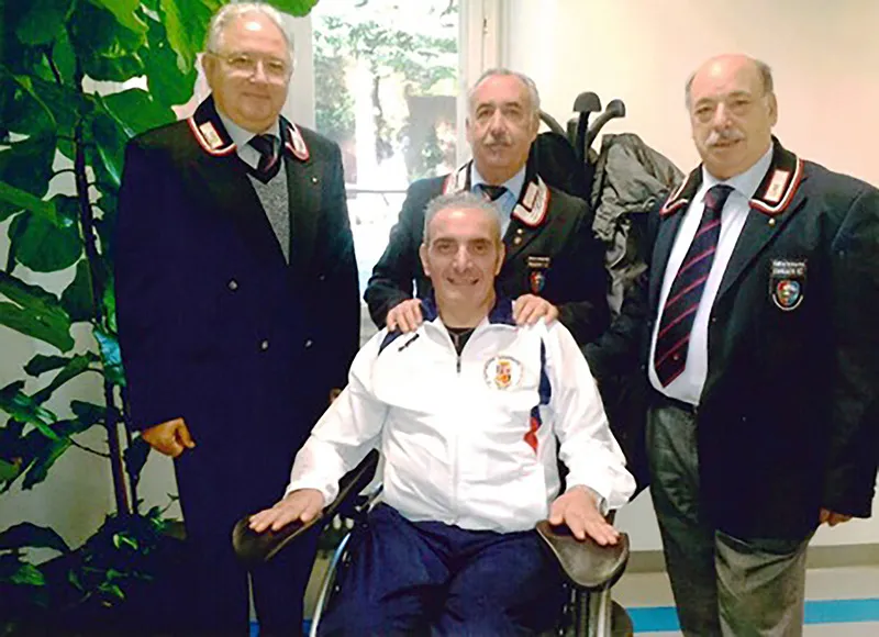Giangrande con gli amici dell’Associazione Nazionale Carabinieri, in occasione della consegna a lui e Martina della tessera di soci onorari.