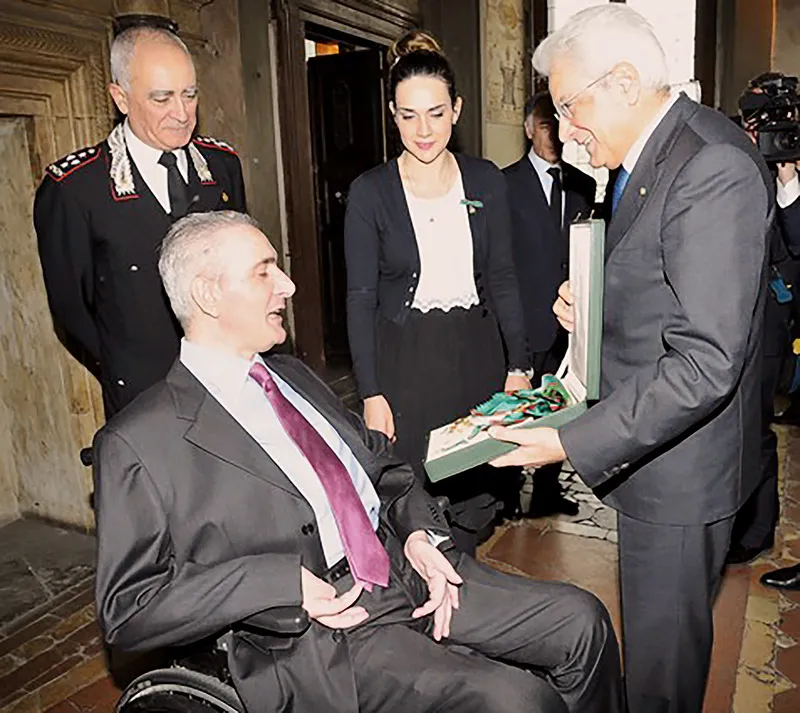Il 18 novembre 2015, a Firenze, Giuseppe Giangrande riceve dal presidente Sergio Mattarella l’onorificenza di Cavaliere di Gran Croce. Accanto al Comandante generale dell’Arma Tullio Del Sette, Martina, che un anno prima è stata nominata dal presidente Cavaliere dell’Ordine al Merito della Repubblica italiana.