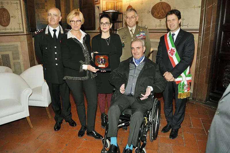 Il 27 novembre 2015 a Firenze è in corso un vertice della Nato. Il ministro della Difesa, Roberta Pinotti, alla presenza del Capo di Stato maggiore della Difesa Claudio Graziano, del Comandante generale dell’Arma Tullio Del Sette e del sindaco di Firenze Dario Nardella, consegna a Giuseppe Giangrande il prestigioso crest dei Palazzi dei tre Colli.