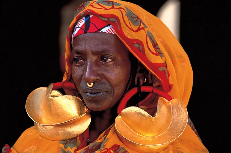 Come naturale destinazione di ornamenti e gioielli, il naso è sempre stato meno amato delle orecchie perché, se l’ornamento non è di dimensioni contenute… © Robert Estall Photo Library/Angela Beckwith/Carol Beckwith