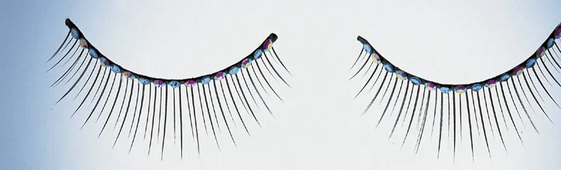 Ogni donna possiede circa 400 ciglia. Le ciglia finte sono spesso impiegate per enfatizzare le dimensioni dell’occhio e per accrescere l’impatto visivo del battito delle palpebre. © Colin Campbell