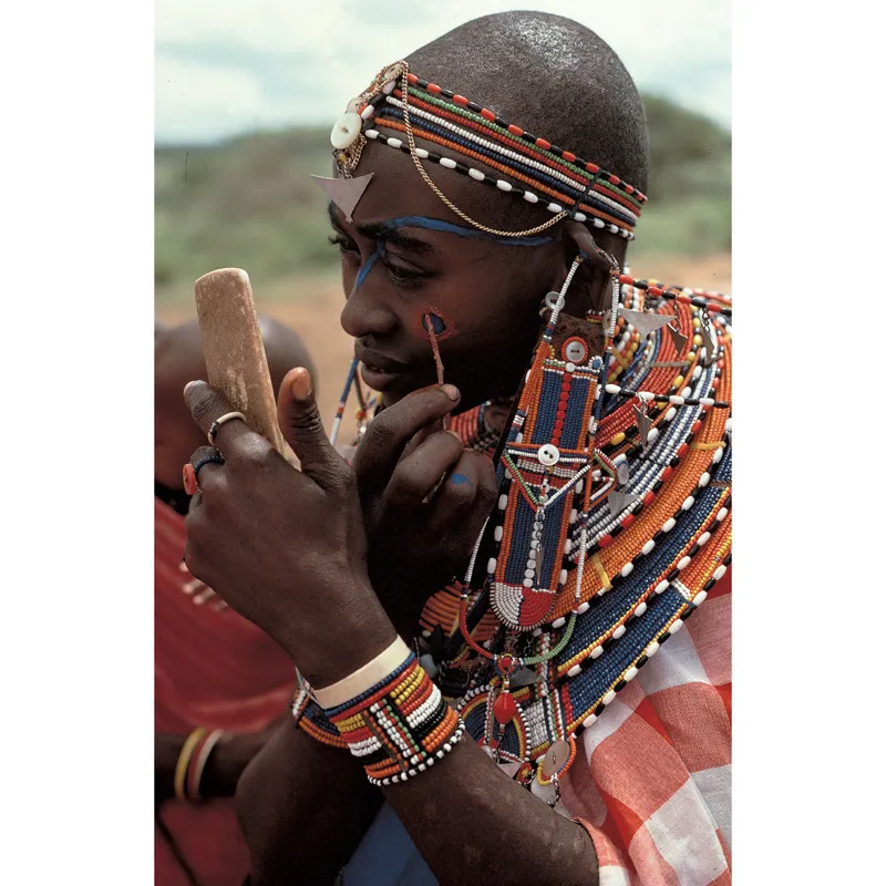 … decorarlo con motivi tribali (in Kenia)… © Robert Estall Photo Library/Carol Beckwith
