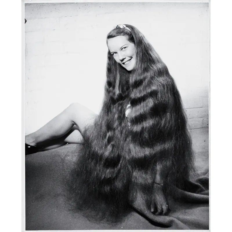 Ognuno dei 100.000 capelli di una giovane donna ha un ciclo vitale di almeno sei anni, e cresce diversi centimetri all’anno. Una simile chioma deve aver dato alla donna primitiva, che non si tagliava mai i capelli, un aspetto davvero singolare. © Aquarius Library